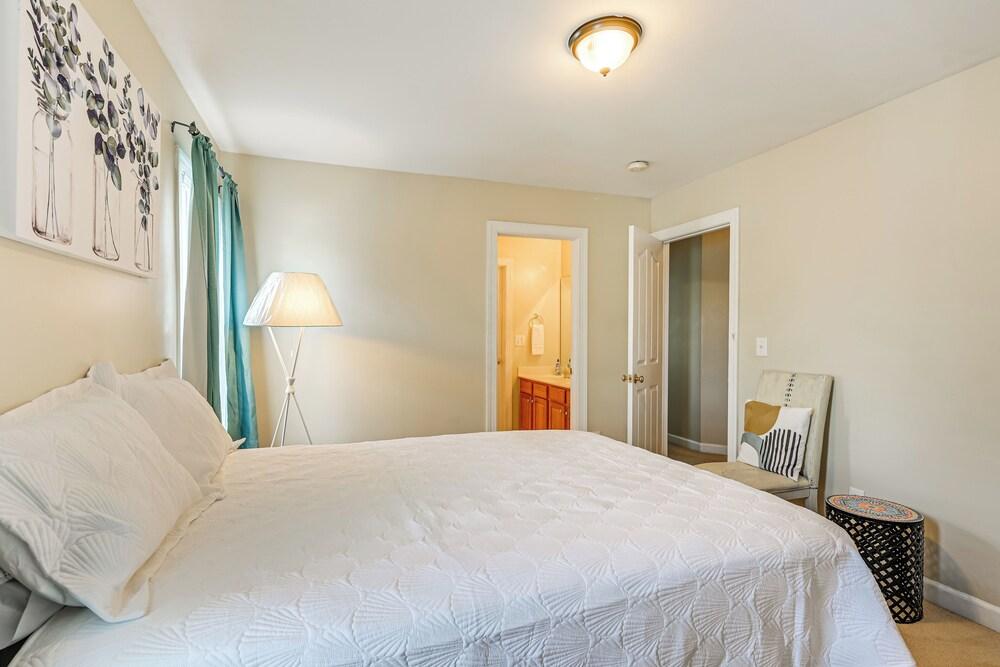 10 Mi to Dtwn Greensboro: Family Gem w/ Yard